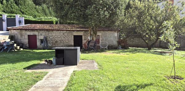 Belle Maison Individuelle de 180 m² Rénovée avec goût avec sa grande cour, balcon, garage, atelier, grange aménagée, cave voûtée, terrasse, dépendance et terrain clos et arboré de 1002 m²