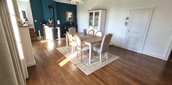 Belle Maison Individuelle de 180 m² Rénovée avec goût avec sa grande cour, balcon, garage, atelier, grange aménagée, cave voûtée, terrasse, dépendance et terrain clos et arboré de 1002 m²