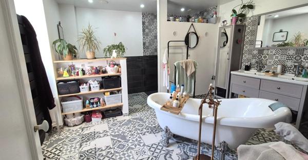 Belle Maison Individuelle de 180 m² Rénovée avec goût avec sa grande cour, balcon, garage, atelier, grange aménagée, cave voûtée, terrasse, dépendance et terrain clos et arboré de 1002 m²