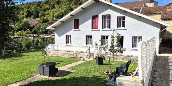 Belle Maison Individuelle de 180 m² Rénovée avec goût avec sa grande cour, balcon, garage, atelier, grange aménagée, cave voûtée, terrasse, dépendance et terrain clos et arboré de 1002 m²