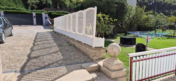 Belle Maison Individuelle de 180 m² Rénovée avec goût avec sa grande cour, balcon, garage, atelier, grange aménagée, cave voûtée, terrasse, dépendance et terrain clos et arboré de 1002 m²