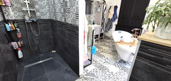 Belle Maison Individuelle de 180 m² Rénovée avec goût avec sa grande cour, balcon, garage, atelier, grange aménagée, cave voûtée, terrasse, dépendance et terrain clos et arboré de 1002 m²