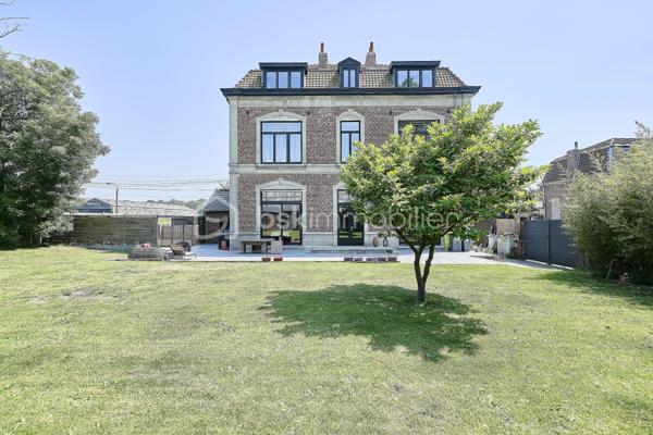 Et si votre prochaine maison était celle dont toute la famille rêvait ?
À Comines, dans un secteur apprécié pour son accessibilité et sa proximité avec les commodités, découvrez cette élégante demeure de caractère développant près de 300 m² habitables.
Dès l'entrée, le charme opère. Les volumes généreux, la luminosité naturelle et le caractère préservé de la maison offrent une atmosphère chaleureuse et authentique où il fait bon vivre.
Répartie sur trois niveaux, cette propriété familiale propose :
🛏️ 7 chambres spacieuses permettant à chacun de bénéficier de son propre espace
🛁 1 salle de bains et 2 salles d'eau pour un confort optimal au quotidien
🏡 De belles pièces de vie adaptées aux moments de partage comme à la tranquillité de chacun
💼 La possibilité d'aménager un espace de télétravail ou d'exercer une activité professionnelle à domicile
À l'extérieur, le jardin constitue un agréable prolongement de la maison. Un espace idéal pour profiter des beaux jours, recevoir famille et amis ou simplement savourer des instants de détente.
🚗 Stationnement privatif pour plusieurs véhicules
🌿 Jardin privatif
☀️ Maison lumineuse
🔥 Chauffage individuel au gaz
📍 Proximité des écoles, commerces et services
📍 Accès rapide vers Lille et la Belgique
Un atout supplémentaire complète cette propriété : une dépendance offrant de nombreuses possibilités d'aménagement selon vos besoins et vos projets.Cette demeure séduira les amateurs de belles maisons à la recherche d'espace, de caractère et d'une véritable qualité de vie.
Une opportunité rare pour les familles souhaitant conjuguer confort, volumes et praticité au quotidien.
📞 Cathy Devolder – Votre conseillère de confiance pour découvrir ce bien d'exception.