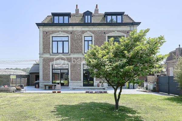 Et si votre prochaine maison était celle dont toute la famille rêvait ?
À Comines, dans un secteur apprécié pour son accessibilité et sa proximité avec les commodités, découvrez cette élégante demeure de caractère développant près de 300 m² habitables.
Dès l'entrée, le charme opère. Les volumes généreux, la luminosité naturelle et le caractère préservé de la maison offrent une atmosphère chaleureuse et authentique où il fait bon vivre.
Répartie sur trois niveaux, cette propriété familiale propose :
🛏️ 7 chambres spacieuses permettant à chacun de bénéficier de son propre espace
🛁 1 salle de bains et 2 salles d'eau pour un confort optimal au quotidien
🏡 De belles pièces de vie adaptées aux moments de partage comme à la tranquillité de chacun
💼 La possibilité d'aménager un espace de télétravail ou d'exercer une activité professionnelle à domicile
À l'extérieur, le jardin constitue un agréable prolongement de la maison. Un espace idéal pour profiter des beaux jours, recevoir famille et amis ou simplement savourer des instants de détente.
🚗 Stationnement privatif pour plusieurs véhicules
🌿 Jardin privatif
☀️ Maison lumineuse
🔥 Chauffage individuel au gaz
📍 Proximité des écoles, commerces et services
📍 Accès rapide vers Lille et la Belgique
Un atout supplémentaire complète cette propriété : une dépendance offrant de nombreuses possibilités d'aménagement selon vos besoins et vos projets.Cette demeure séduira les amateurs de belles maisons à la recherche d'espace, de caractère et d'une véritable qualité de vie.
Une opportunité rare pour les familles souhaitant conjuguer confort, volumes et praticité au quotidien.
📞 Cathy Devolder – Votre conseillère de confiance pour découvrir ce bien d'exception.