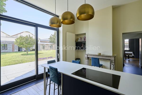 Et si votre prochaine maison était celle dont toute la famille rêvait ?
À Comines, dans un secteur apprécié pour son accessibilité et sa proximité avec les commodités, découvrez cette élégante demeure de caractère développant près de 300 m² habitables.
Dès l'entrée, le charme opère. Les volumes généreux, la luminosité naturelle et le caractère préservé de la maison offrent une atmosphère chaleureuse et authentique où il fait bon vivre.
Répartie sur trois niveaux, cette propriété familiale propose :
🛏️ 7 chambres spacieuses permettant à chacun de bénéficier de son propre espace
🛁 1 salle de bains et 2 salles d'eau pour un confort optimal au quotidien
🏡 De belles pièces de vie adaptées aux moments de partage comme à la tranquillité de chacun
💼 La possibilité d'aménager un espace de télétravail ou d'exercer une activité professionnelle à domicile
À l'extérieur, le jardin constitue un agréable prolongement de la maison. Un espace idéal pour profiter des beaux jours, recevoir famille et amis ou simplement savourer des instants de détente.
🚗 Stationnement privatif pour plusieurs véhicules
🌿 Jardin privatif
☀️ Maison lumineuse
🔥 Chauffage individuel au gaz
📍 Proximité des écoles, commerces et services
📍 Accès rapide vers Lille et la Belgique
Un atout supplémentaire complète cette propriété : une dépendance offrant de nombreuses possibilités d'aménagement selon vos besoins et vos projets.Cette demeure séduira les amateurs de belles maisons à la recherche d'espace, de caractère et d'une véritable qualité de vie.
Une opportunité rare pour les familles souhaitant conjuguer confort, volumes et praticité au quotidien.
📞 Cathy Devolder – Votre conseillère de confiance pour découvrir ce bien d'exception.