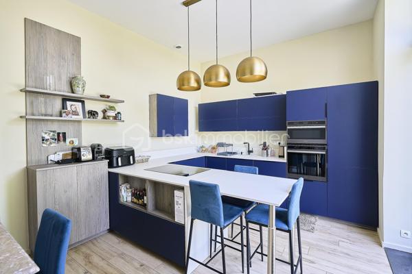 Et si votre prochaine maison était celle dont toute la famille rêvait ?
À Comines, dans un secteur apprécié pour son accessibilité et sa proximité avec les commodités, découvrez cette élégante demeure de caractère développant près de 300 m² habitables.
Dès l'entrée, le charme opère. Les volumes généreux, la luminosité naturelle et le caractère préservé de la maison offrent une atmosphère chaleureuse et authentique où il fait bon vivre.
Répartie sur trois niveaux, cette propriété familiale propose :
🛏️ 7 chambres spacieuses permettant à chacun de bénéficier de son propre espace
🛁 1 salle de bains et 2 salles d'eau pour un confort optimal au quotidien
🏡 De belles pièces de vie adaptées aux moments de partage comme à la tranquillité de chacun
💼 La possibilité d'aménager un espace de télétravail ou d'exercer une activité professionnelle à domicile
À l'extérieur, le jardin constitue un agréable prolongement de la maison. Un espace idéal pour profiter des beaux jours, recevoir famille et amis ou simplement savourer des instants de détente.
🚗 Stationnement privatif pour plusieurs véhicules
🌿 Jardin privatif
☀️ Maison lumineuse
🔥 Chauffage individuel au gaz
📍 Proximité des écoles, commerces et services
📍 Accès rapide vers Lille et la Belgique
Un atout supplémentaire complète cette propriété : une dépendance offrant de nombreuses possibilités d'aménagement selon vos besoins et vos projets.Cette demeure séduira les amateurs de belles maisons à la recherche d'espace, de caractère et d'une véritable qualité de vie.
Une opportunité rare pour les familles souhaitant conjuguer confort, volumes et praticité au quotidien.
📞 Cathy Devolder – Votre conseillère de confiance pour découvrir ce bien d'exception.