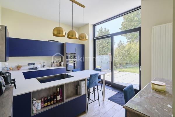 Et si votre prochaine maison était celle dont toute la famille rêvait ?
À Comines, dans un secteur apprécié pour son accessibilité et sa proximité avec les commodités, découvrez cette élégante demeure de caractère développant près de 300 m² habitables.
Dès l'entrée, le charme opère. Les volumes généreux, la luminosité naturelle et le caractère préservé de la maison offrent une atmosphère chaleureuse et authentique où il fait bon vivre.
Répartie sur trois niveaux, cette propriété familiale propose :
🛏️ 7 chambres spacieuses permettant à chacun de bénéficier de son propre espace
🛁 1 salle de bains et 2 salles d'eau pour un confort optimal au quotidien
🏡 De belles pièces de vie adaptées aux moments de partage comme à la tranquillité de chacun
💼 La possibilité d'aménager un espace de télétravail ou d'exercer une activité professionnelle à domicile
À l'extérieur, le jardin constitue un agréable prolongement de la maison. Un espace idéal pour profiter des beaux jours, recevoir famille et amis ou simplement savourer des instants de détente.
🚗 Stationnement privatif pour plusieurs véhicules
🌿 Jardin privatif
☀️ Maison lumineuse
🔥 Chauffage individuel au gaz
📍 Proximité des écoles, commerces et services
📍 Accès rapide vers Lille et la Belgique
Un atout supplémentaire complète cette propriété : une dépendance offrant de nombreuses possibilités d'aménagement selon vos besoins et vos projets.Cette demeure séduira les amateurs de belles maisons à la recherche d'espace, de caractère et d'une véritable qualité de vie.
Une opportunité rare pour les familles souhaitant conjuguer confort, volumes et praticité au quotidien.
📞 Cathy Devolder – Votre conseillère de confiance pour découvrir ce bien d'exception.
