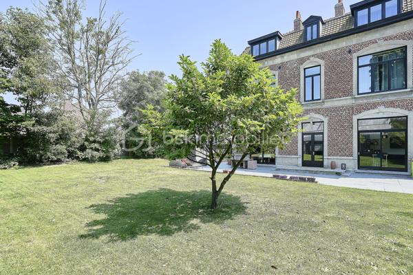 Et si votre prochaine maison était celle dont toute la famille rêvait ?
À Comines, dans un secteur apprécié pour son accessibilité et sa proximité avec les commodités, découvrez cette élégante demeure de caractère développant près de 300 m² habitables.
Dès l'entrée, le charme opère. Les volumes généreux, la luminosité naturelle et le caractère préservé de la maison offrent une atmosphère chaleureuse et authentique où il fait bon vivre.
Répartie sur trois niveaux, cette propriété familiale propose :
🛏️ 7 chambres spacieuses permettant à chacun de bénéficier de son propre espace
🛁 1 salle de bains et 2 salles d'eau pour un confort optimal au quotidien
🏡 De belles pièces de vie adaptées aux moments de partage comme à la tranquillité de chacun
💼 La possibilité d'aménager un espace de télétravail ou d'exercer une activité professionnelle à domicile
À l'extérieur, le jardin constitue un agréable prolongement de la maison. Un espace idéal pour profiter des beaux jours, recevoir famille et amis ou simplement savourer des instants de détente.
🚗 Stationnement privatif pour plusieurs véhicules
🌿 Jardin privatif
☀️ Maison lumineuse
🔥 Chauffage individuel au gaz
📍 Proximité des écoles, commerces et services
📍 Accès rapide vers Lille et la Belgique
Un atout supplémentaire complète cette propriété : une dépendance offrant de nombreuses possibilités d'aménagement selon vos besoins et vos projets.Cette demeure séduira les amateurs de belles maisons à la recherche d'espace, de caractère et d'une véritable qualité de vie.
Une opportunité rare pour les familles souhaitant conjuguer confort, volumes et praticité au quotidien.
📞 Cathy Devolder – Votre conseillère de confiance pour découvrir ce bien d'exception.