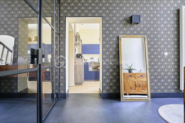 Et si votre prochaine maison était celle dont toute la famille rêvait ?
À Comines, dans un secteur apprécié pour son accessibilité et sa proximité avec les commodités, découvrez cette élégante demeure de caractère développant près de 300 m² habitables.
Dès l'entrée, le charme opère. Les volumes généreux, la luminosité naturelle et le caractère préservé de la maison offrent une atmosphère chaleureuse et authentique où il fait bon vivre.
Répartie sur trois niveaux, cette propriété familiale propose :
🛏️ 7 chambres spacieuses permettant à chacun de bénéficier de son propre espace
🛁 1 salle de bains et 2 salles d'eau pour un confort optimal au quotidien
🏡 De belles pièces de vie adaptées aux moments de partage comme à la tranquillité de chacun
💼 La possibilité d'aménager un espace de télétravail ou d'exercer une activité professionnelle à domicile
À l'extérieur, le jardin constitue un agréable prolongement de la maison. Un espace idéal pour profiter des beaux jours, recevoir famille et amis ou simplement savourer des instants de détente.
🚗 Stationnement privatif pour plusieurs véhicules
🌿 Jardin privatif
☀️ Maison lumineuse
🔥 Chauffage individuel au gaz
📍 Proximité des écoles, commerces et services
📍 Accès rapide vers Lille et la Belgique
Un atout supplémentaire complète cette propriété : une dépendance offrant de nombreuses possibilités d'aménagement selon vos besoins et vos projets.Cette demeure séduira les amateurs de belles maisons à la recherche d'espace, de caractère et d'une véritable qualité de vie.
Une opportunité rare pour les familles souhaitant conjuguer confort, volumes et praticité au quotidien.
📞 Cathy Devolder – Votre conseillère de confiance pour découvrir ce bien d'exception.