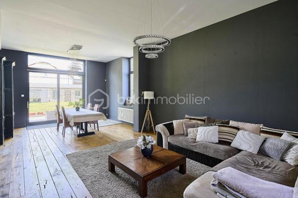 Et si votre prochaine maison était celle dont toute la famille rêvait ?
À Comines, dans un secteur apprécié pour son accessibilité et sa proximité avec les commodités, découvrez cette élégante demeure de caractère développant près de 300 m² habitables.
Dès l'entrée, le charme opère. Les volumes généreux, la luminosité naturelle et le caractère préservé de la maison offrent une atmosphère chaleureuse et authentique où il fait bon vivre.
Répartie sur trois niveaux, cette propriété familiale propose :
🛏️ 7 chambres spacieuses permettant à chacun de bénéficier de son propre espace
🛁 1 salle de bains et 2 salles d'eau pour un confort optimal au quotidien
🏡 De belles pièces de vie adaptées aux moments de partage comme à la tranquillité de chacun
💼 La possibilité d'aménager un espace de télétravail ou d'exercer une activité professionnelle à domicile
À l'extérieur, le jardin constitue un agréable prolongement de la maison. Un espace idéal pour profiter des beaux jours, recevoir famille et amis ou simplement savourer des instants de détente.
🚗 Stationnement privatif pour plusieurs véhicules
🌿 Jardin privatif
☀️ Maison lumineuse
🔥 Chauffage individuel au gaz
📍 Proximité des écoles, commerces et services
📍 Accès rapide vers Lille et la Belgique
Un atout supplémentaire complète cette propriété : une dépendance offrant de nombreuses possibilités d'aménagement selon vos besoins et vos projets.Cette demeure séduira les amateurs de belles maisons à la recherche d'espace, de caractère et d'une véritable qualité de vie.
Une opportunité rare pour les familles souhaitant conjuguer confort, volumes et praticité au quotidien.
📞 Cathy Devolder – Votre conseillère de confiance pour découvrir ce bien d'exception.