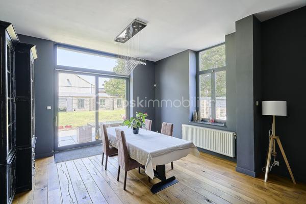 Et si votre prochaine maison était celle dont toute la famille rêvait ?
À Comines, dans un secteur apprécié pour son accessibilité et sa proximité avec les commodités, découvrez cette élégante demeure de caractère développant près de 300 m² habitables.
Dès l'entrée, le charme opère. Les volumes généreux, la luminosité naturelle et le caractère préservé de la maison offrent une atmosphère chaleureuse et authentique où il fait bon vivre.
Répartie sur trois niveaux, cette propriété familiale propose :
🛏️ 7 chambres spacieuses permettant à chacun de bénéficier de son propre espace
🛁 1 salle de bains et 2 salles d'eau pour un confort optimal au quotidien
🏡 De belles pièces de vie adaptées aux moments de partage comme à la tranquillité de chacun
💼 La possibilité d'aménager un espace de télétravail ou d'exercer une activité professionnelle à domicile
À l'extérieur, le jardin constitue un agréable prolongement de la maison. Un espace idéal pour profiter des beaux jours, recevoir famille et amis ou simplement savourer des instants de détente.
🚗 Stationnement privatif pour plusieurs véhicules
🌿 Jardin privatif
☀️ Maison lumineuse
🔥 Chauffage individuel au gaz
📍 Proximité des écoles, commerces et services
📍 Accès rapide vers Lille et la Belgique
Un atout supplémentaire complète cette propriété : une dépendance offrant de nombreuses possibilités d'aménagement selon vos besoins et vos projets.Cette demeure séduira les amateurs de belles maisons à la recherche d'espace, de caractère et d'une véritable qualité de vie.
Une opportunité rare pour les familles souhaitant conjuguer confort, volumes et praticité au quotidien.
📞 Cathy Devolder – Votre conseillère de confiance pour découvrir ce bien d'exception.