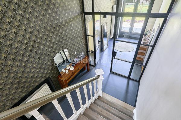 Et si votre prochaine maison était celle dont toute la famille rêvait ?
À Comines, dans un secteur apprécié pour son accessibilité et sa proximité avec les commodités, découvrez cette élégante demeure de caractère développant près de 300 m² habitables.
Dès l'entrée, le charme opère. Les volumes généreux, la luminosité naturelle et le caractère préservé de la maison offrent une atmosphère chaleureuse et authentique où il fait bon vivre.
Répartie sur trois niveaux, cette propriété familiale propose :
🛏️ 7 chambres spacieuses permettant à chacun de bénéficier de son propre espace
🛁 1 salle de bains et 2 salles d'eau pour un confort optimal au quotidien
🏡 De belles pièces de vie adaptées aux moments de partage comme à la tranquillité de chacun
💼 La possibilité d'aménager un espace de télétravail ou d'exercer une activité professionnelle à domicile
À l'extérieur, le jardin constitue un agréable prolongement de la maison. Un espace idéal pour profiter des beaux jours, recevoir famille et amis ou simplement savourer des instants de détente.
🚗 Stationnement privatif pour plusieurs véhicules
🌿 Jardin privatif
☀️ Maison lumineuse
🔥 Chauffage individuel au gaz
📍 Proximité des écoles, commerces et services
📍 Accès rapide vers Lille et la Belgique
Un atout supplémentaire complète cette propriété : une dépendance offrant de nombreuses possibilités d'aménagement selon vos besoins et vos projets.Cette demeure séduira les amateurs de belles maisons à la recherche d'espace, de caractère et d'une véritable qualité de vie.
Une opportunité rare pour les familles souhaitant conjuguer confort, volumes et praticité au quotidien.
📞 Cathy Devolder – Votre conseillère de confiance pour découvrir ce bien d'exception.