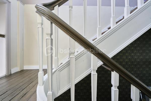 Et si votre prochaine maison était celle dont toute la famille rêvait ?
À Comines, dans un secteur apprécié pour son accessibilité et sa proximité avec les commodités, découvrez cette élégante demeure de caractère développant près de 300 m² habitables.
Dès l'entrée, le charme opère. Les volumes généreux, la luminosité naturelle et le caractère préservé de la maison offrent une atmosphère chaleureuse et authentique où il fait bon vivre.
Répartie sur trois niveaux, cette propriété familiale propose :
🛏️ 7 chambres spacieuses permettant à chacun de bénéficier de son propre espace
🛁 1 salle de bains et 2 salles d'eau pour un confort optimal au quotidien
🏡 De belles pièces de vie adaptées aux moments de partage comme à la tranquillité de chacun
💼 La possibilité d'aménager un espace de télétravail ou d'exercer une activité professionnelle à domicile
À l'extérieur, le jardin constitue un agréable prolongement de la maison. Un espace idéal pour profiter des beaux jours, recevoir famille et amis ou simplement savourer des instants de détente.
🚗 Stationnement privatif pour plusieurs véhicules
🌿 Jardin privatif
☀️ Maison lumineuse
🔥 Chauffage individuel au gaz
📍 Proximité des écoles, commerces et services
📍 Accès rapide vers Lille et la Belgique
Un atout supplémentaire complète cette propriété : une dépendance offrant de nombreuses possibilités d'aménagement selon vos besoins et vos projets.Cette demeure séduira les amateurs de belles maisons à la recherche d'espace, de caractère et d'une véritable qualité de vie.
Une opportunité rare pour les familles souhaitant conjuguer confort, volumes et praticité au quotidien.
📞 Cathy Devolder – Votre conseillère de confiance pour découvrir ce bien d'exception.