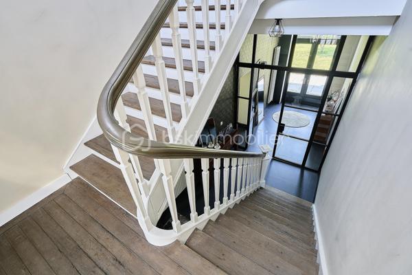 Et si votre prochaine maison était celle dont toute la famille rêvait ?
À Comines, dans un secteur apprécié pour son accessibilité et sa proximité avec les commodités, découvrez cette élégante demeure de caractère développant près de 300 m² habitables.
Dès l'entrée, le charme opère. Les volumes généreux, la luminosité naturelle et le caractère préservé de la maison offrent une atmosphère chaleureuse et authentique où il fait bon vivre.
Répartie sur trois niveaux, cette propriété familiale propose :
🛏️ 7 chambres spacieuses permettant à chacun de bénéficier de son propre espace
🛁 1 salle de bains et 2 salles d'eau pour un confort optimal au quotidien
🏡 De belles pièces de vie adaptées aux moments de partage comme à la tranquillité de chacun
💼 La possibilité d'aménager un espace de télétravail ou d'exercer une activité professionnelle à domicile
À l'extérieur, le jardin constitue un agréable prolongement de la maison. Un espace idéal pour profiter des beaux jours, recevoir famille et amis ou simplement savourer des instants de détente.
🚗 Stationnement privatif pour plusieurs véhicules
🌿 Jardin privatif
☀️ Maison lumineuse
🔥 Chauffage individuel au gaz
📍 Proximité des écoles, commerces et services
📍 Accès rapide vers Lille et la Belgique
Un atout supplémentaire complète cette propriété : une dépendance offrant de nombreuses possibilités d'aménagement selon vos besoins et vos projets.Cette demeure séduira les amateurs de belles maisons à la recherche d'espace, de caractère et d'une véritable qualité de vie.
Une opportunité rare pour les familles souhaitant conjuguer confort, volumes et praticité au quotidien.
📞 Cathy Devolder – Votre conseillère de confiance pour découvrir ce bien d'exception.