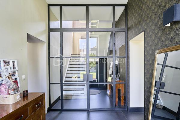 Et si votre prochaine maison était celle dont toute la famille rêvait ?
À Comines, dans un secteur apprécié pour son accessibilité et sa proximité avec les commodités, découvrez cette élégante demeure de caractère développant près de 300 m² habitables.
Dès l'entrée, le charme opère. Les volumes généreux, la luminosité naturelle et le caractère préservé de la maison offrent une atmosphère chaleureuse et authentique où il fait bon vivre.
Répartie sur trois niveaux, cette propriété familiale propose :
🛏️ 7 chambres spacieuses permettant à chacun de bénéficier de son propre espace
🛁 1 salle de bains et 2 salles d'eau pour un confort optimal au quotidien
🏡 De belles pièces de vie adaptées aux moments de partage comme à la tranquillité de chacun
💼 La possibilité d'aménager un espace de télétravail ou d'exercer une activité professionnelle à domicile
À l'extérieur, le jardin constitue un agréable prolongement de la maison. Un espace idéal pour profiter des beaux jours, recevoir famille et amis ou simplement savourer des instants de détente.
🚗 Stationnement privatif pour plusieurs véhicules
🌿 Jardin privatif
☀️ Maison lumineuse
🔥 Chauffage individuel au gaz
📍 Proximité des écoles, commerces et services
📍 Accès rapide vers Lille et la Belgique
Un atout supplémentaire complète cette propriété : une dépendance offrant de nombreuses possibilités d'aménagement selon vos besoins et vos projets.Cette demeure séduira les amateurs de belles maisons à la recherche d'espace, de caractère et d'une véritable qualité de vie.
Une opportunité rare pour les familles souhaitant conjuguer confort, volumes et praticité au quotidien.
📞 Cathy Devolder – Votre conseillère de confiance pour découvrir ce bien d'exception.