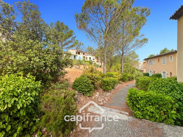 DOMAINE de PONT ROYAL,dans la nature, bastidon de 45 m2 ravalé et entretenu élevé d'un étage avec un jardin 2 chambres, place de parking