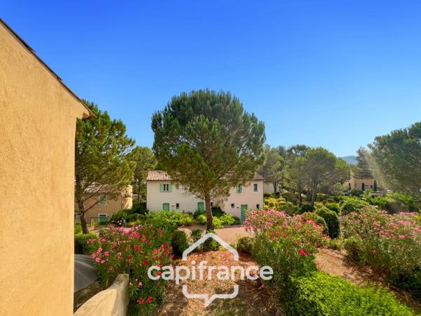 DOMAINE de PONT ROYAL,dans la nature, bastidon de 45 m2 ravalé et entretenu élevé d'un étage avec un jardin 2 chambres, place de parking