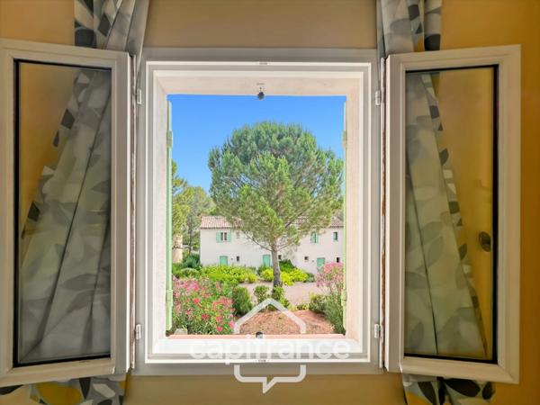 DOMAINE de PONT ROYAL,dans la nature, bastidon de 45 m2 ravalé et entretenu élevé d'un étage avec un jardin 2 chambres, place de parking