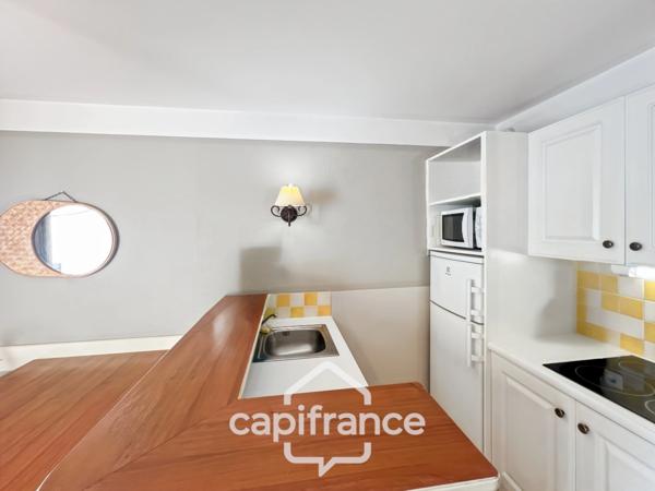 DOMAINE de PONT ROYAL,dans la nature, bastidon de 45 m2 ravalé et entretenu élevé d'un étage avec un jardin 2 chambres, place de parking