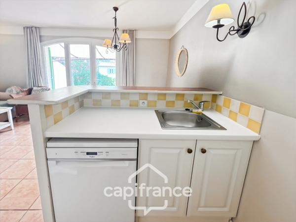 DOMAINE de PONT ROYAL,dans la nature, bastidon de 45 m2 ravalé et entretenu élevé d'un étage avec un jardin 2 chambres, place de parking