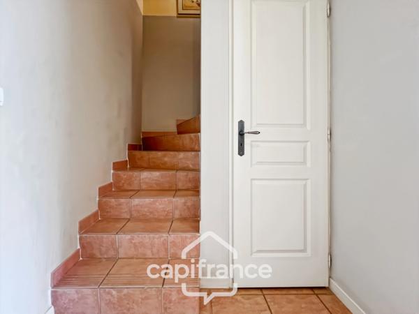 DOMAINE de PONT ROYAL,dans la nature, bastidon de 45 m2 ravalé et entretenu élevé d'un étage avec un jardin 2 chambres, place de parking