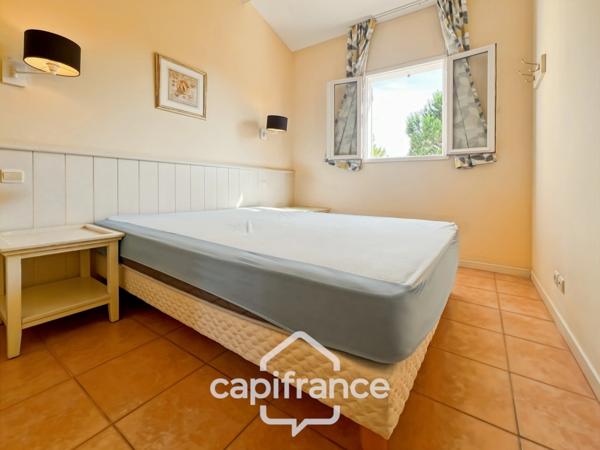 DOMAINE de PONT ROYAL,dans la nature, bastidon de 45 m2 ravalé et entretenu élevé d'un étage avec un jardin 2 chambres, place de parking