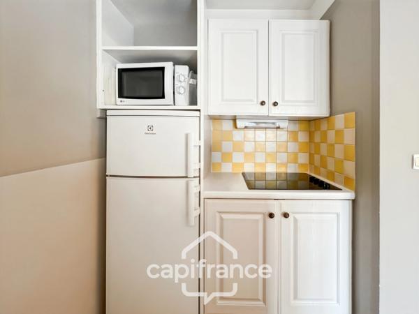 DOMAINE de PONT ROYAL,dans la nature, bastidon de 45 m2 ravalé et entretenu élevé d'un étage avec un jardin 2 chambres, place de parking