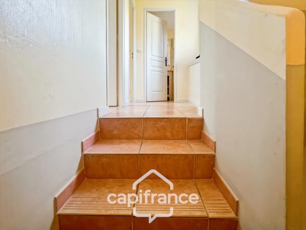 DOMAINE de PONT ROYAL,dans la nature, bastidon de 45 m2 ravalé et entretenu élevé d'un étage avec un jardin 2 chambres, place de parking