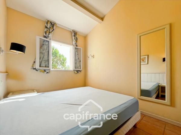 DOMAINE de PONT ROYAL,dans la nature, bastidon de 45 m2 ravalé et entretenu élevé d'un étage avec un jardin 2 chambres, place de parking