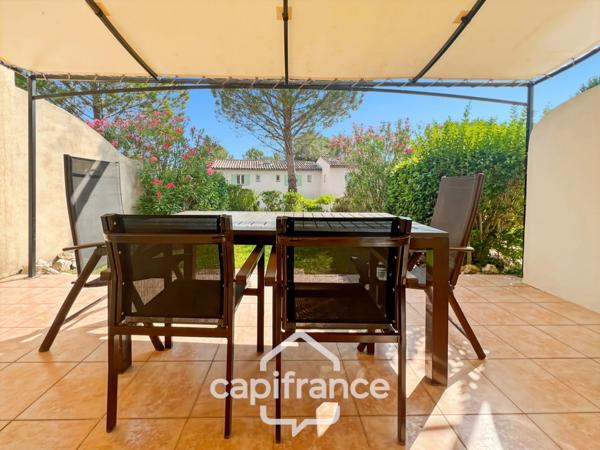 DOMAINE de PONT ROYAL,dans la nature, bastidon de 45 m2 ravalé et entretenu élevé d'un étage avec un jardin 2 chambres, place de parking