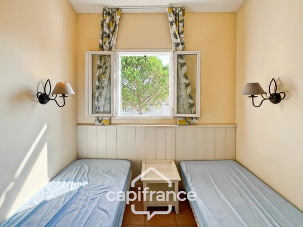 DOMAINE de PONT ROYAL,dans la nature, bastidon de 45 m2 ravalé et entretenu élevé d'un étage avec un jardin 2 chambres, place de parking