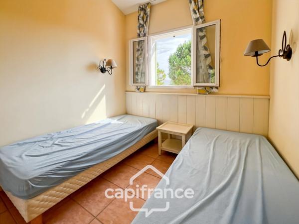 DOMAINE de PONT ROYAL,dans la nature, bastidon de 45 m2 ravalé et entretenu élevé d'un étage avec un jardin 2 chambres, place de parking