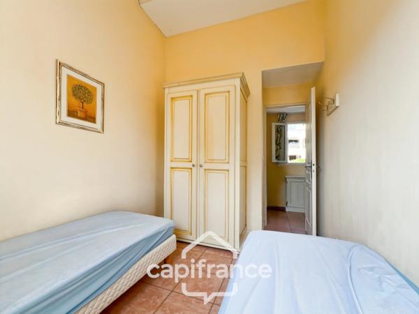 DOMAINE de PONT ROYAL,dans la nature, bastidon de 45 m2 ravalé et entretenu élevé d'un étage avec un jardin 2 chambres, place de parking