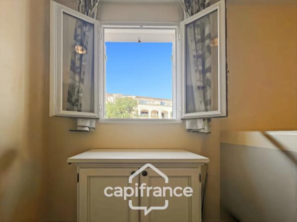 DOMAINE de PONT ROYAL,dans la nature, bastidon de 45 m2 ravalé et entretenu élevé d'un étage avec un jardin 2 chambres, place de parking