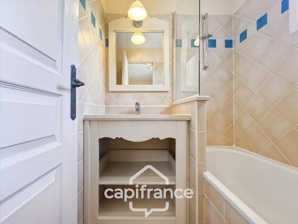 DOMAINE de PONT ROYAL,dans la nature, bastidon de 45 m2 ravalé et entretenu élevé d'un étage avec un jardin 2 chambres, place de parking