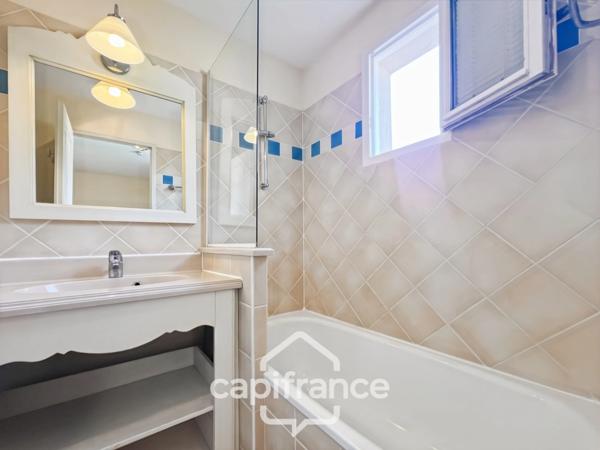 DOMAINE de PONT ROYAL,dans la nature, bastidon de 45 m2 ravalé et entretenu élevé d'un étage avec un jardin 2 chambres, place de parking