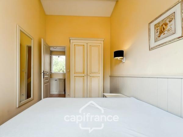 DOMAINE de PONT ROYAL,dans la nature, bastidon de 45 m2 ravalé et entretenu élevé d'un étage avec un jardin 2 chambres, place de parking