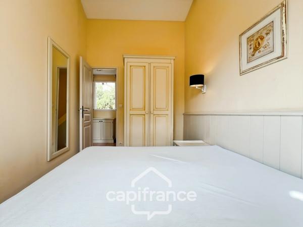 DOMAINE de PONT ROYAL,dans la nature, bastidon de 45 m2 ravalé et entretenu élevé d'un étage avec un jardin 2 chambres, place de parking