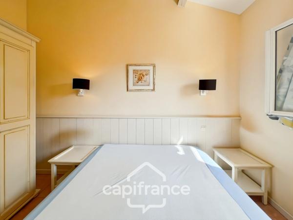 DOMAINE de PONT ROYAL,dans la nature, bastidon de 45 m2 ravalé et entretenu élevé d'un étage avec un jardin 2 chambres, place de parking