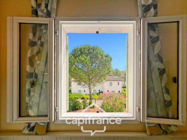 DOMAINE de PONT ROYAL,dans la nature, bastidon de 45 m2 ravalé et entretenu élevé d'un étage avec un jardin 2 chambres, place de parking