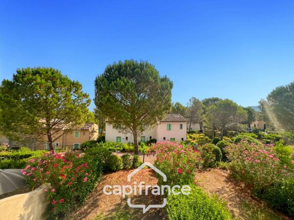 DOMAINE de PONT ROYAL,dans la nature, bastidon de 45 m2 ravalé et entretenu élevé d'un étage avec un jardin 2 chambres, place de parking