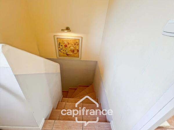 DOMAINE de PONT ROYAL,dans la nature, bastidon de 45 m2 ravalé et entretenu élevé d'un étage avec un jardin 2 chambres, place de parking