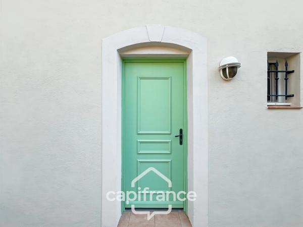 DOMAINE de PONT ROYAL,dans la nature, bastidon de 45 m2 ravalé et entretenu élevé d'un étage avec un jardin 2 chambres, place de parking