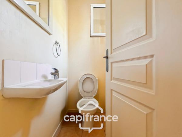 DOMAINE de PONT ROYAL,dans la nature, bastidon de 45 m2 ravalé et entretenu élevé d'un étage avec un jardin 2 chambres, place de parking