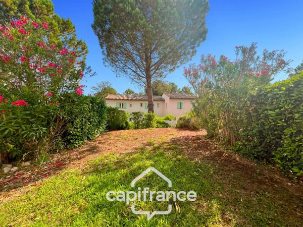 DOMAINE de PONT ROYAL,dans la nature, bastidon de 45 m2 ravalé et entretenu élevé d'un étage avec un jardin 2 chambres, place de parking