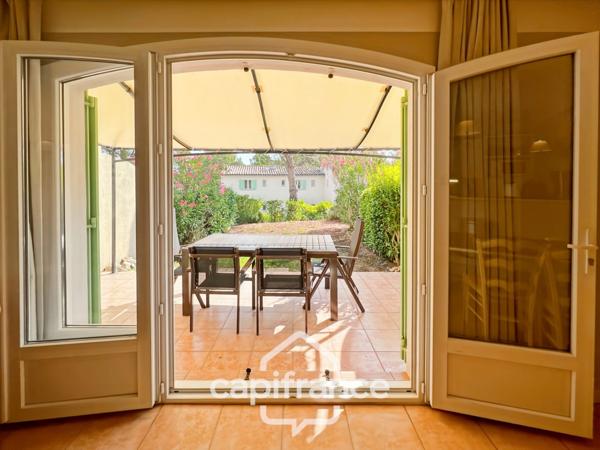 DOMAINE de PONT ROYAL,dans la nature, bastidon de 45 m2 ravalé et entretenu élevé d'un étage avec un jardin 2 chambres, place de parking