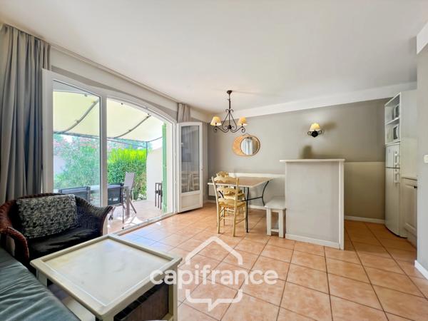 DOMAINE de PONT ROYAL,dans la nature, bastidon de 45 m2 ravalé et entretenu élevé d'un étage avec un jardin 2 chambres, place de parking