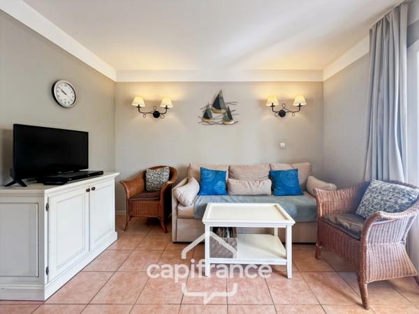 DOMAINE de PONT ROYAL,dans la nature, bastidon de 45 m2 ravalé et entretenu élevé d'un étage avec un jardin 2 chambres, place de parking