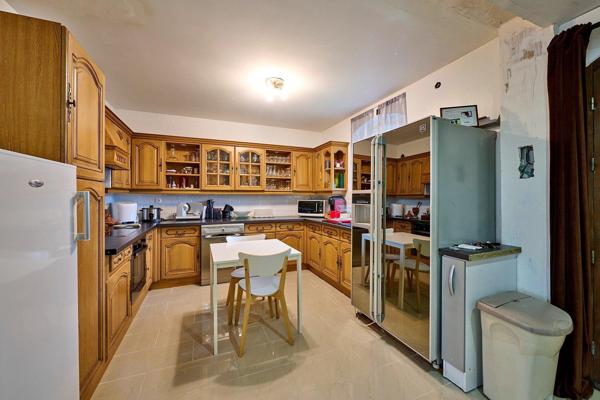 Maison 6 pièces 4 chambres de 123 m2 habitable avec une dépendance de 48 m2 Parcelles 485 m2 Jardin 350 m2