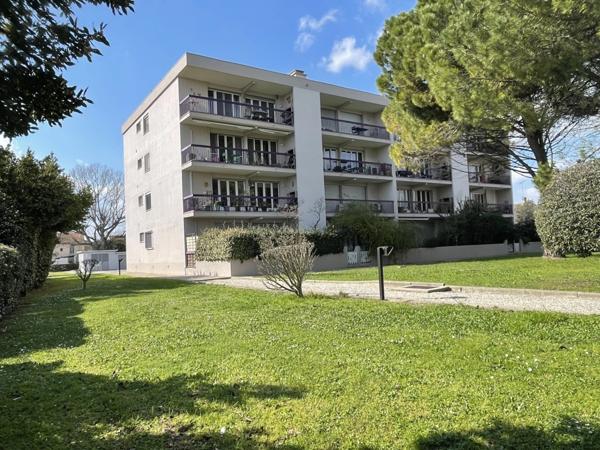 À vendre à ARLES (13200) Appartement T4 avec terrasse + jardinet + garage fermé + une place de parking + une cave
